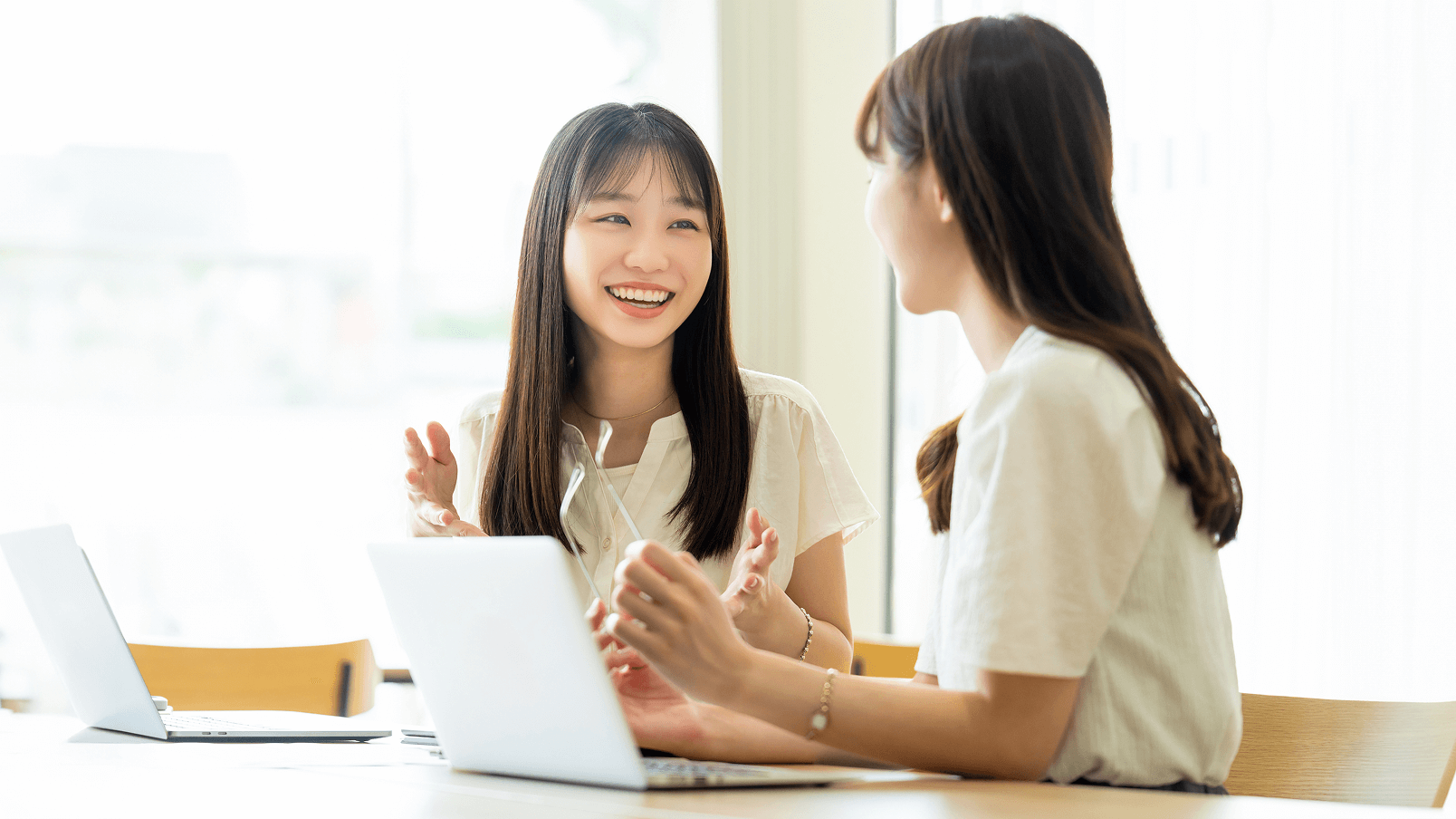 会話している女性